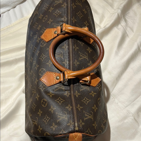 Louis Vuitton Brown Duffel Bag with Iconic Monogram and Leather Trim - Picture 3 of 16